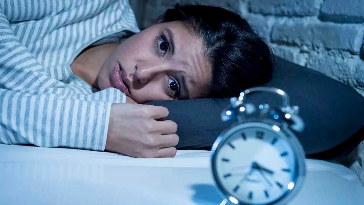 Personne dormant paisiblement dans une chambre sombre et apaisante