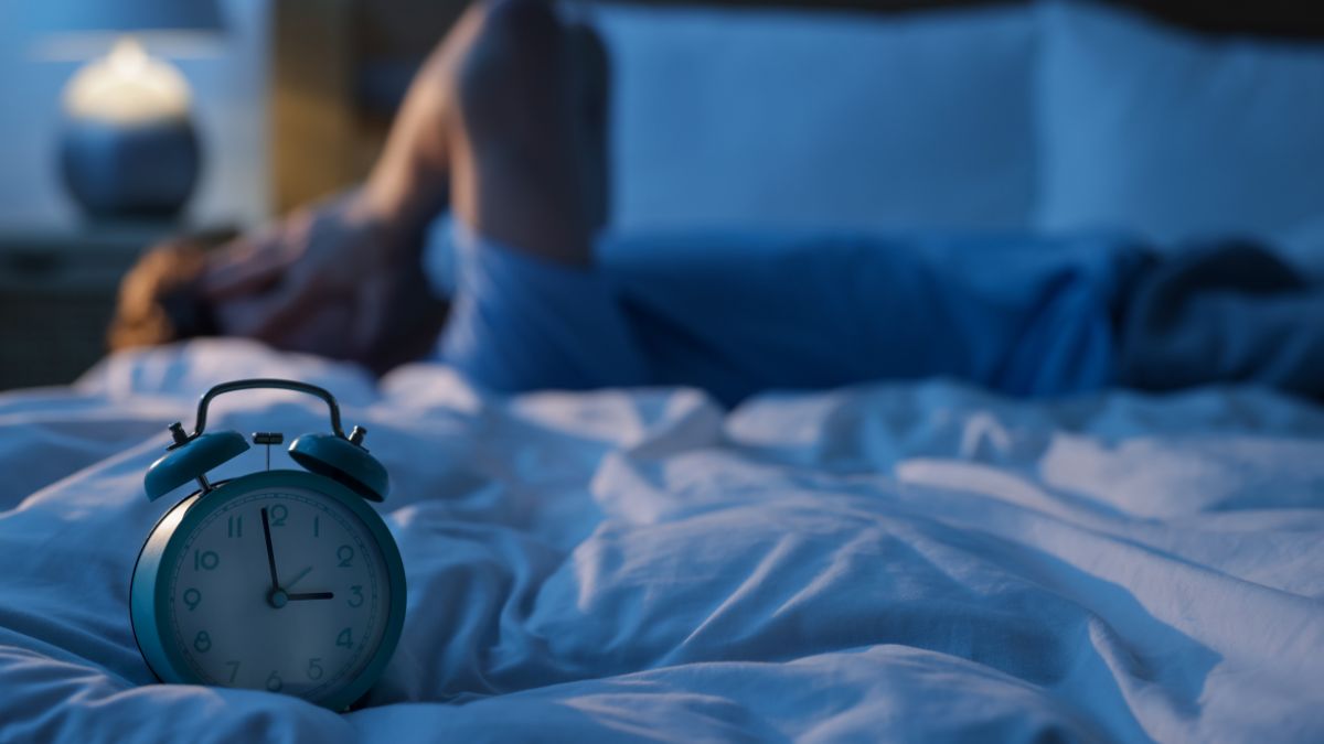 Femme pensive regardant par la fenêtre la nuit