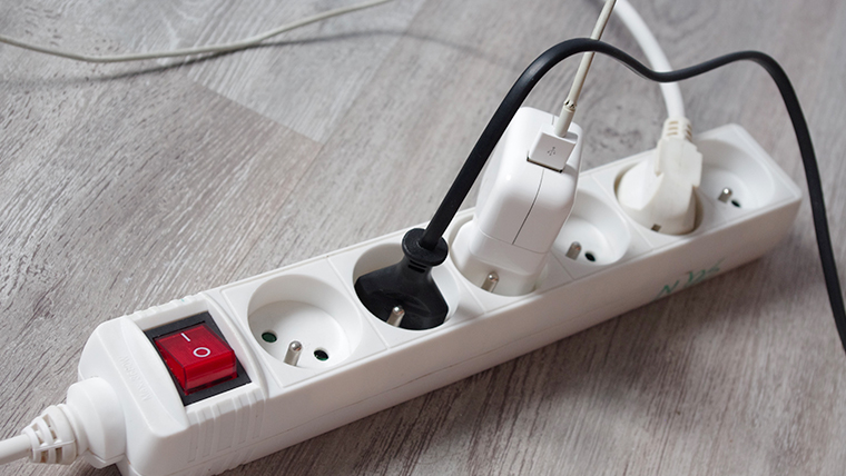 Prise électrique montrant des signes de surchauffe et de noircissement