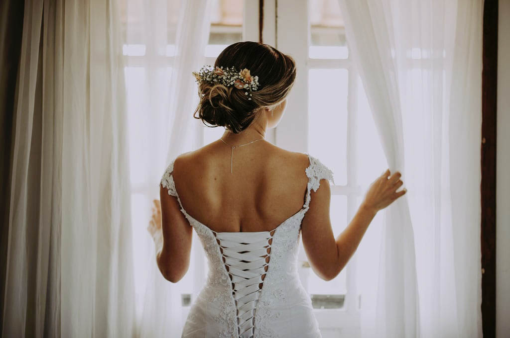 Robe de mariée dos nu avec coiffure élégante