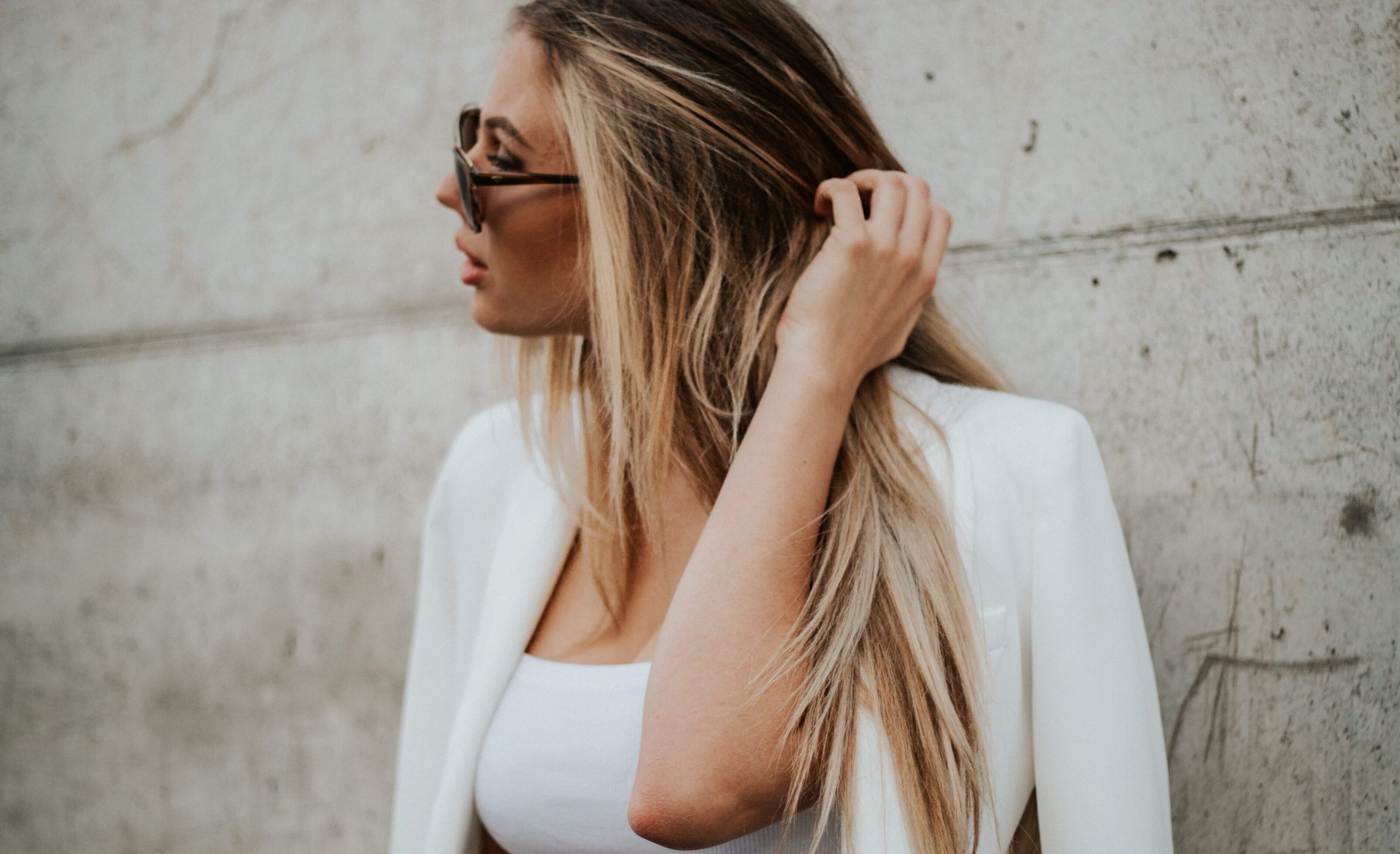 Image représentant une femme spontanée et énergique, souriante dans un cadre naturel