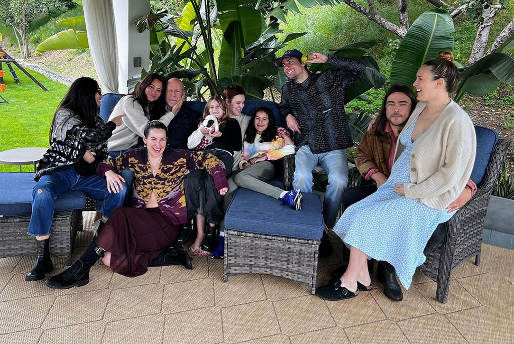 La famille Willis réunie et souriante