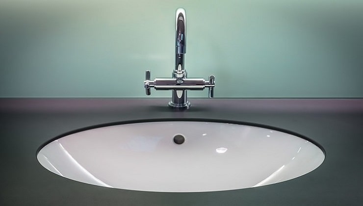 Robinet brillant et propre sur un lavabo de salle de bain