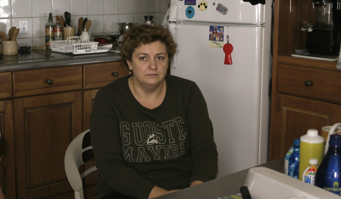 Femme pensive regardant par la fenêtre