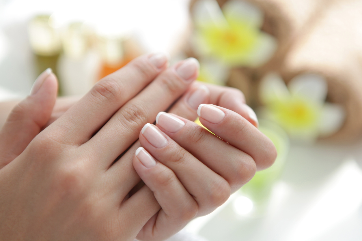 Femme tenant un bol d'aliments sains pour les ongles