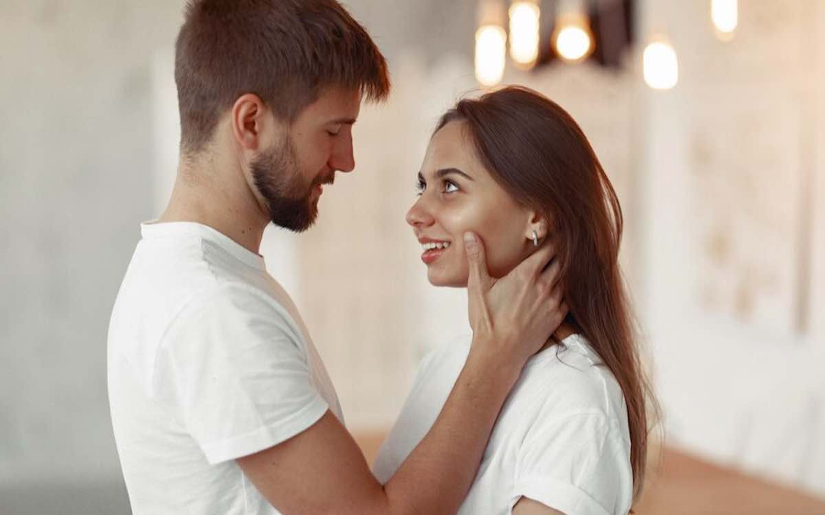 Couple se tenant les mains, moment complice