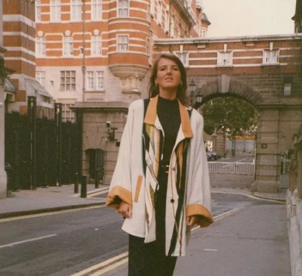 Portrait d'une jeune femme au regard expressif