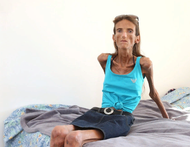 Main tendue vers un visage, symbole de soutien et d'écoute