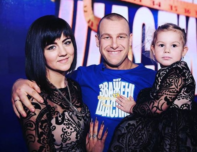 Photo d'Arkadiy après sa perte de poids, souriant et transformé