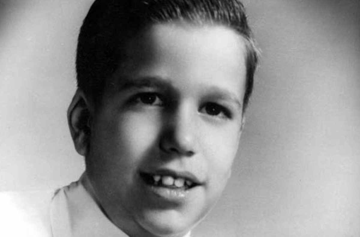 Henry Winkler, l'acteur connu pour son rôle de Fonzie, affiche un sourire chaleureux