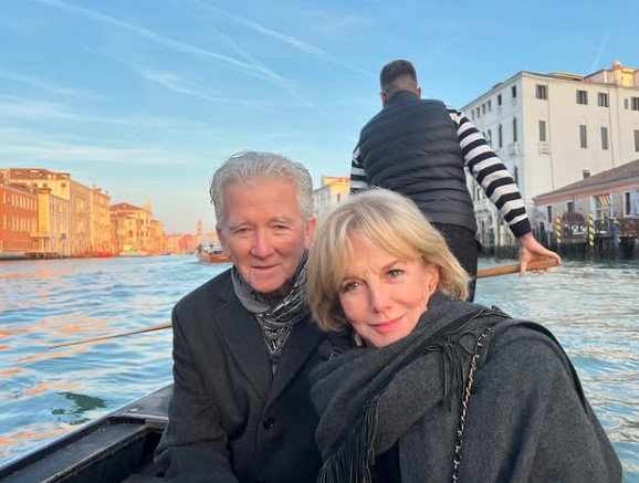 Patrick Duffy et Linda Purl en tenue de scène