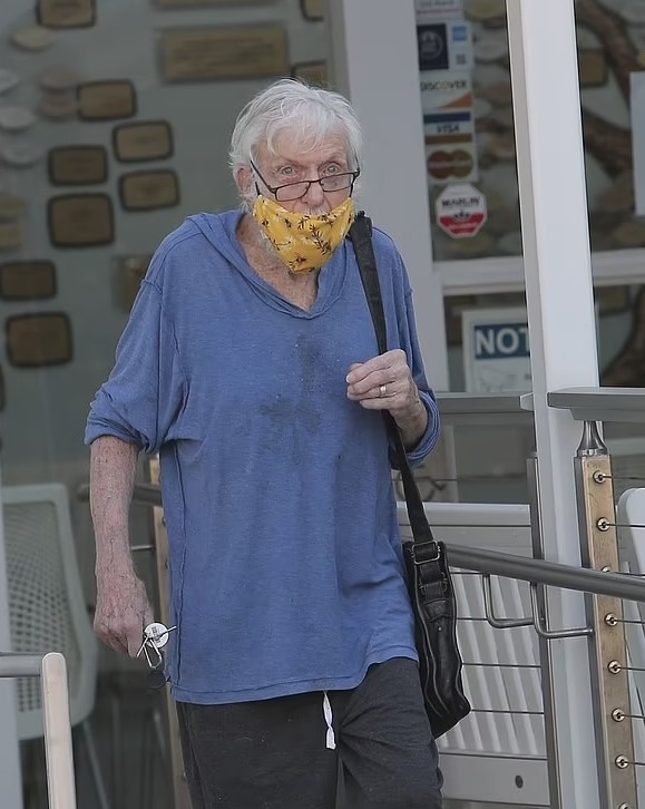Dick Van Dyke, élégant et souriant, saluant le public