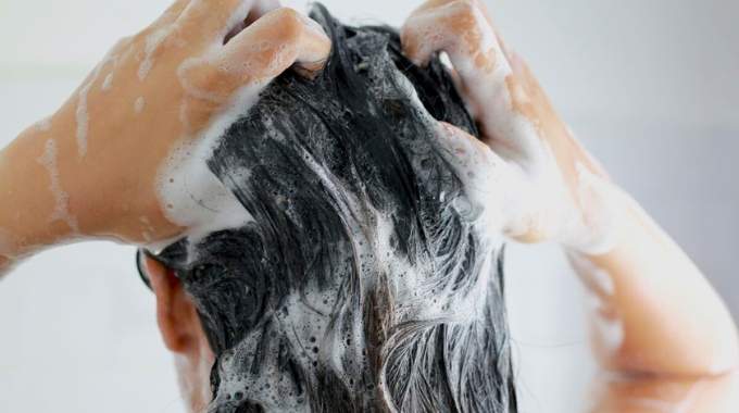 Shampoing : tous les combien faut-il vraiment y passer, d'après un dermatologue ?