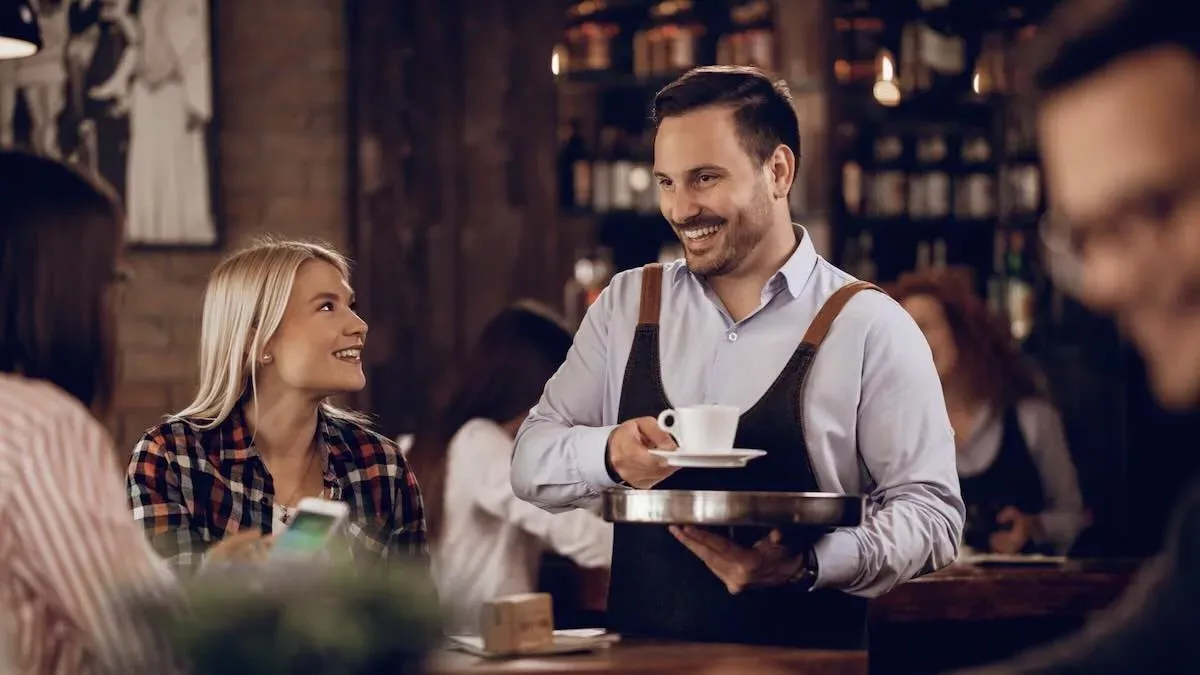 Serveur professionnel en train de travailler, illustrant le contexte du métier.