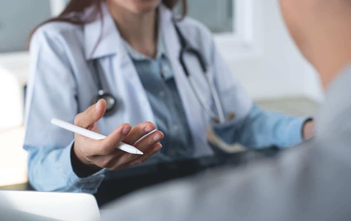 Jambes et chevilles enflées : décryptage des causes et astuces pour retrouver des pieds légers