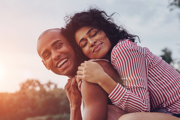 Deux amies d'âges différents partagent un moment complice en riant.