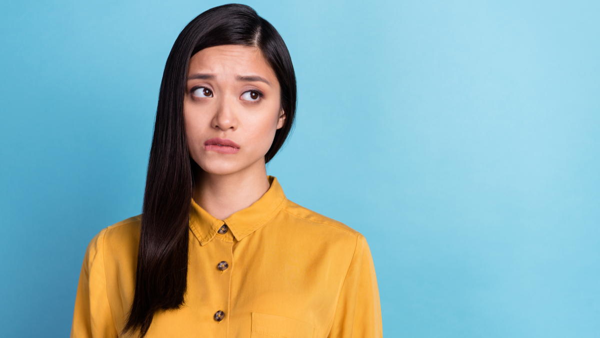 Couple en interaction, la femme se mordant la lèvre tout en observant son interlocuteur