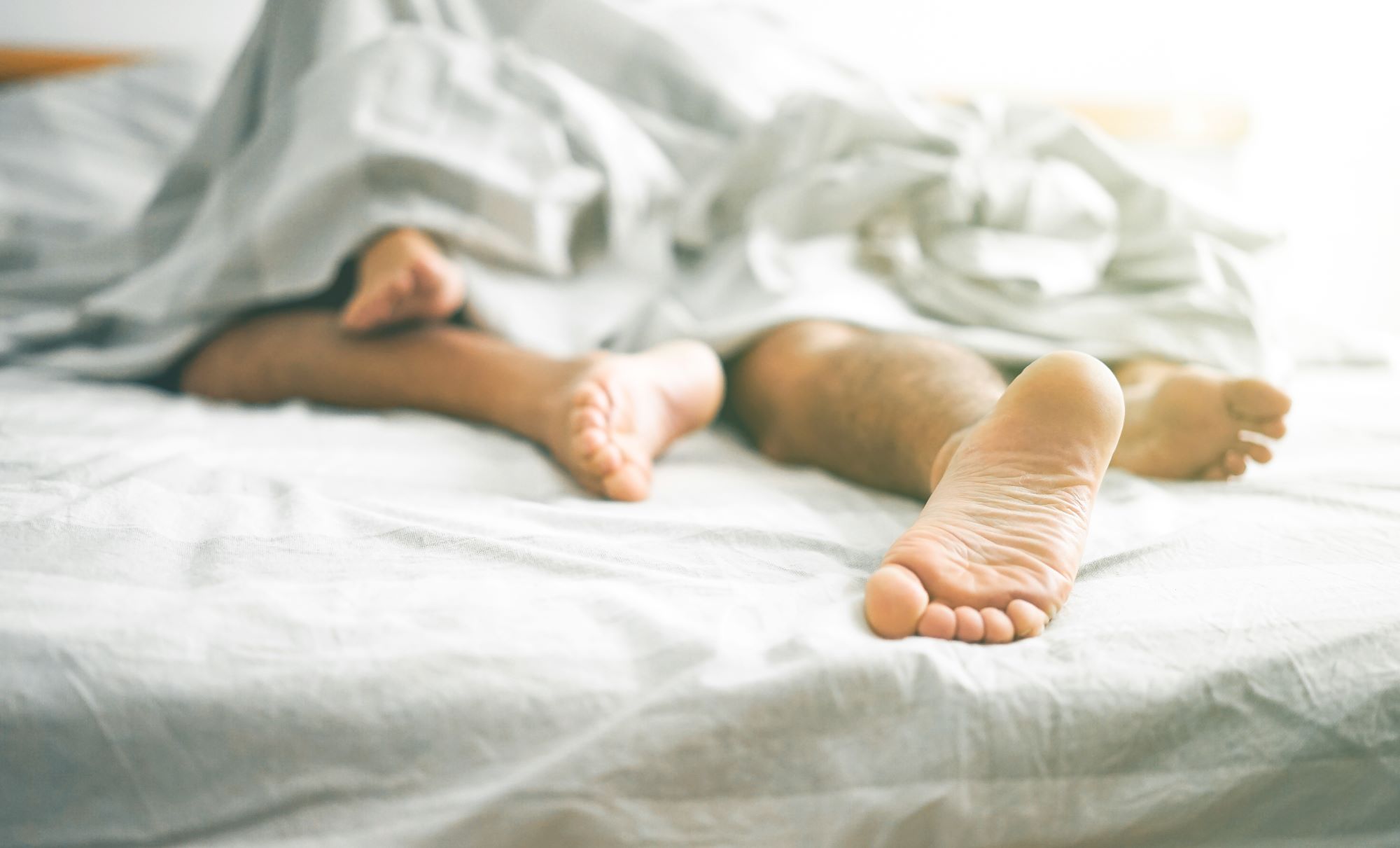 Couple enlacé dans une étreinte passionnée