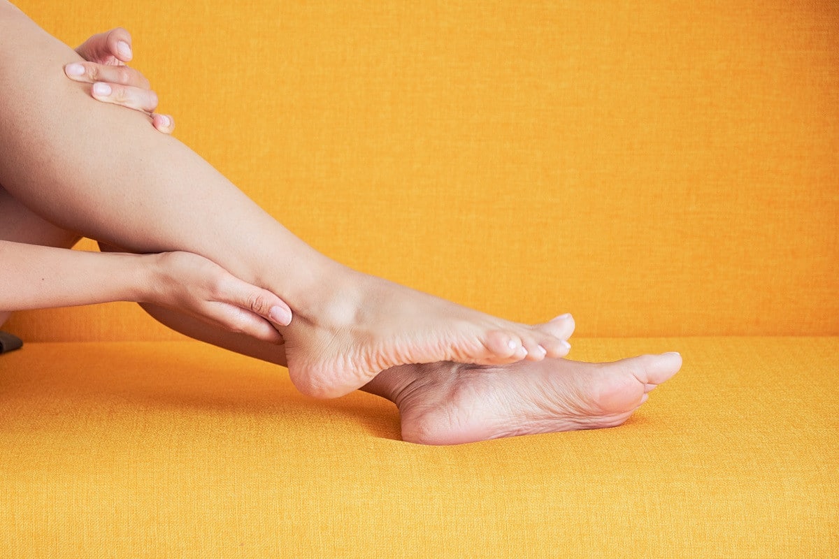 Jambes et chevilles enflées : décryptage des causes et astuces pour retrouver des pieds légers
