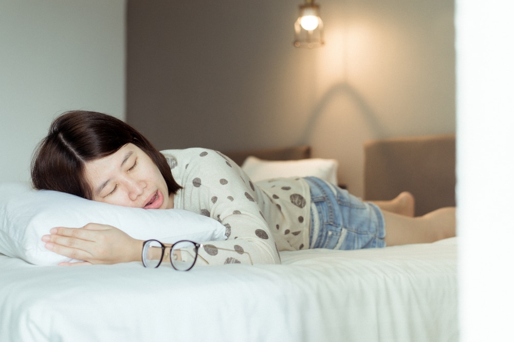Pourquoi votre bouche coule-t-elle la nuit ? Les secrets bien gardés de la bave nocturne