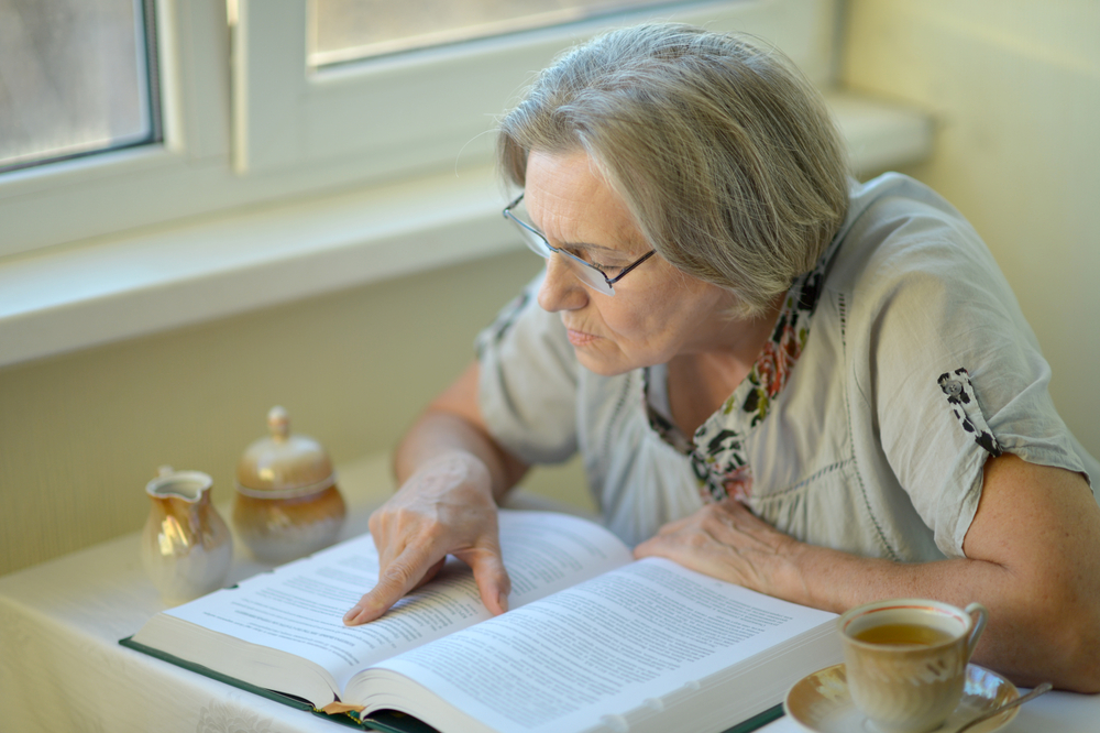 Personne âgée ajustant ses lunettes pour mieux voir