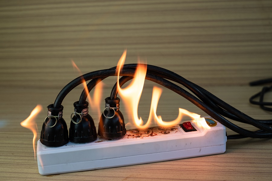 Multiprise surchargée avec plusieurs appareils branchés