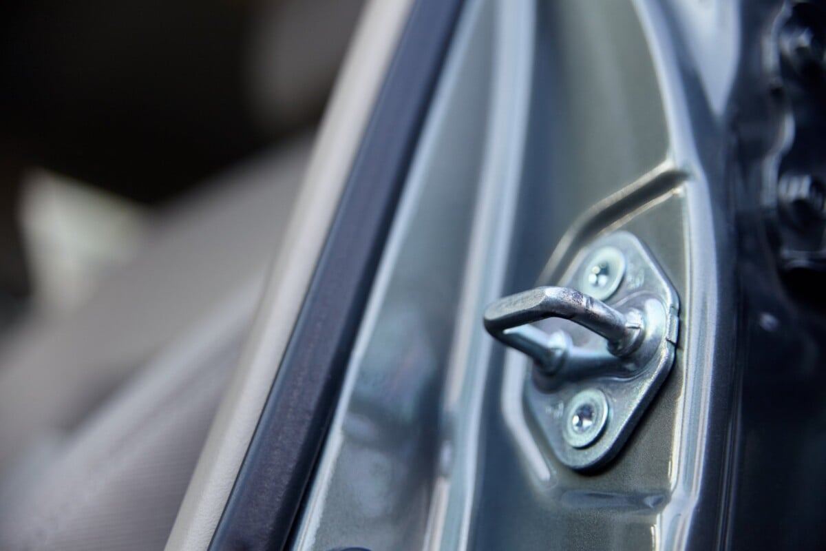 Gros plan sur le crochet métallique d'une portière de voiture