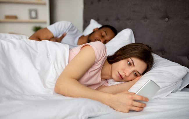 Femme vérifiant son téléphone avec méfiance