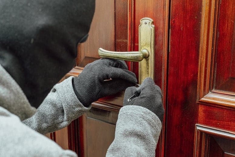 Serrure verrouillée de l’intérieur : un geste qui vous met en danger ?