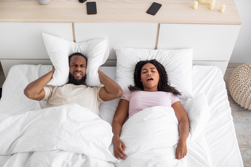 Votre oreiller trempé vous intrigue ? Voici ce que la bave nocturne révèle sur votre santé