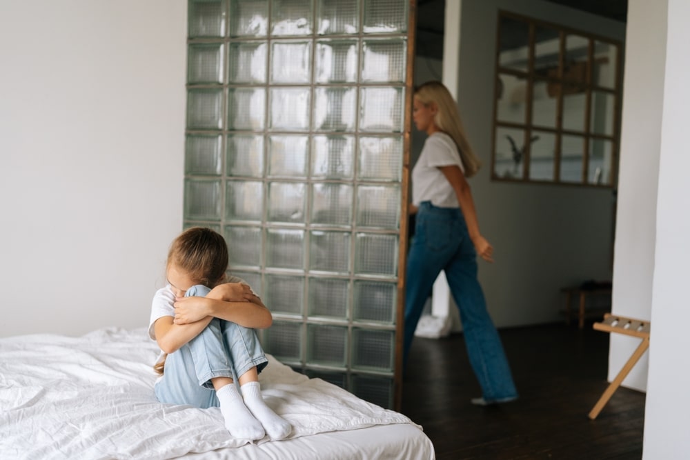 Femme tenant un trophée, mais avec une expression triste et seule