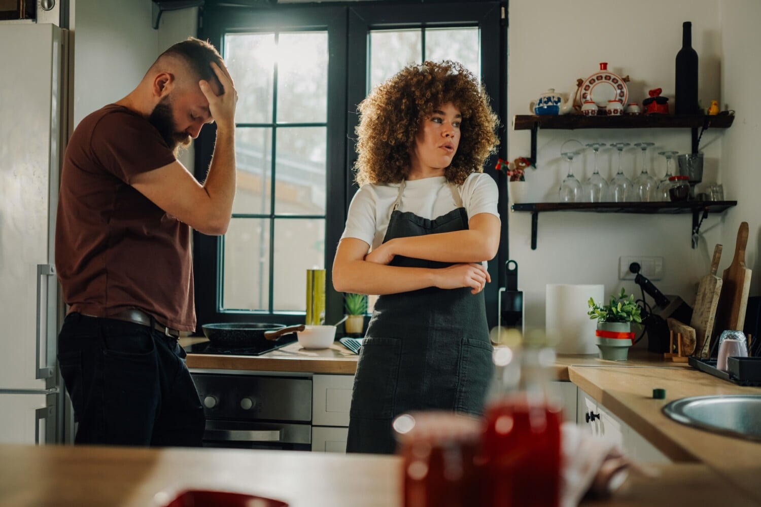 Illustration d'une femme semblant réfléchir, avec une expression préoccupée