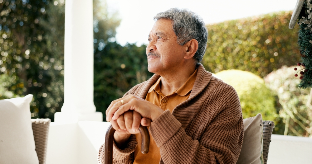 Personne âgée lisant un livre avec des lunettes, concentrée