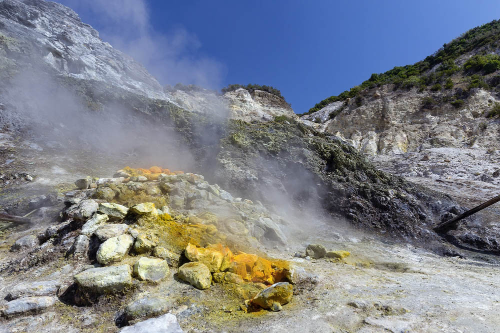 Fissures dans le sol des Champs Phlégréens