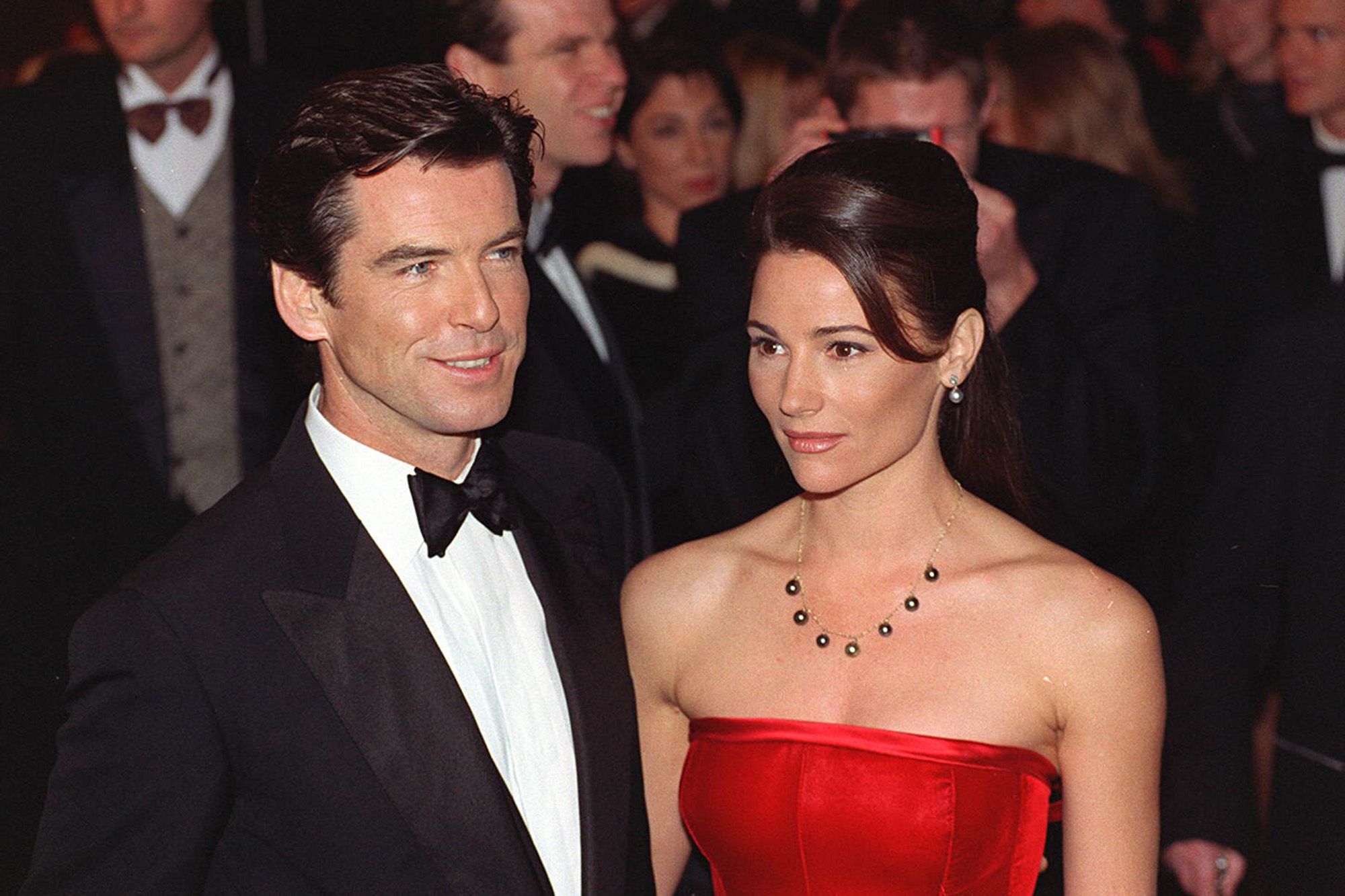 Pierce Brosnan et Keely Shaye Smith se souriant