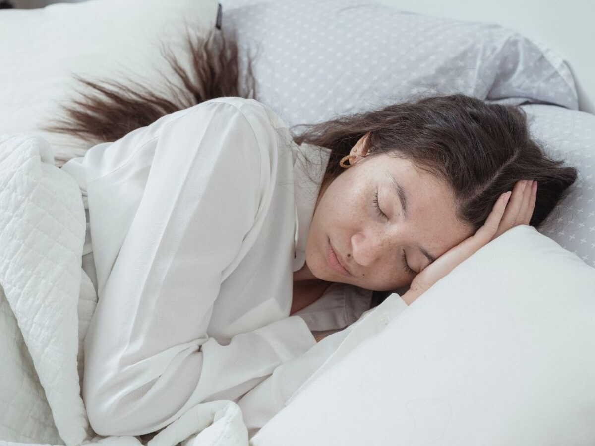 Personne dormant confortablement sur le côté gauche