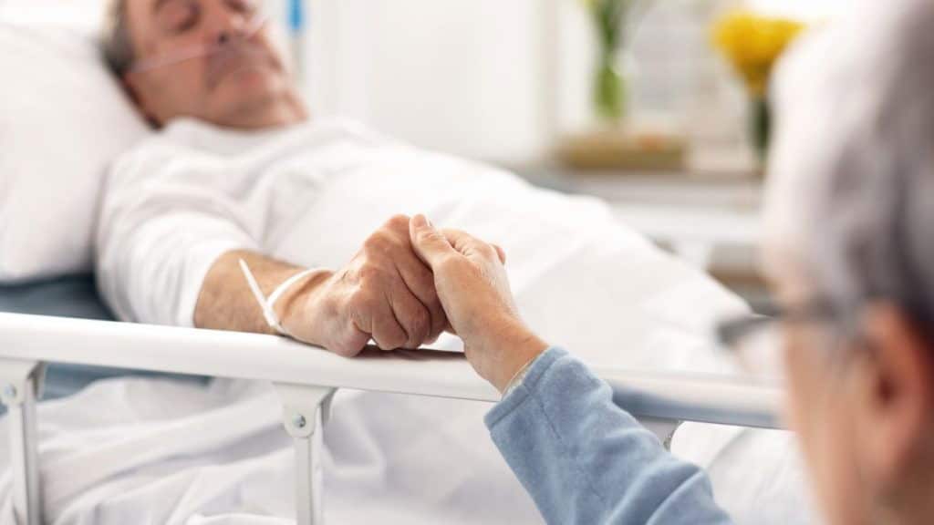 Adieu à un être cher : le geste d’amour que certains médecins recommandent d’éviter