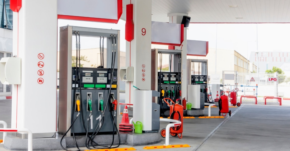 Station-service déserte, symbole d'abandon et de solitude