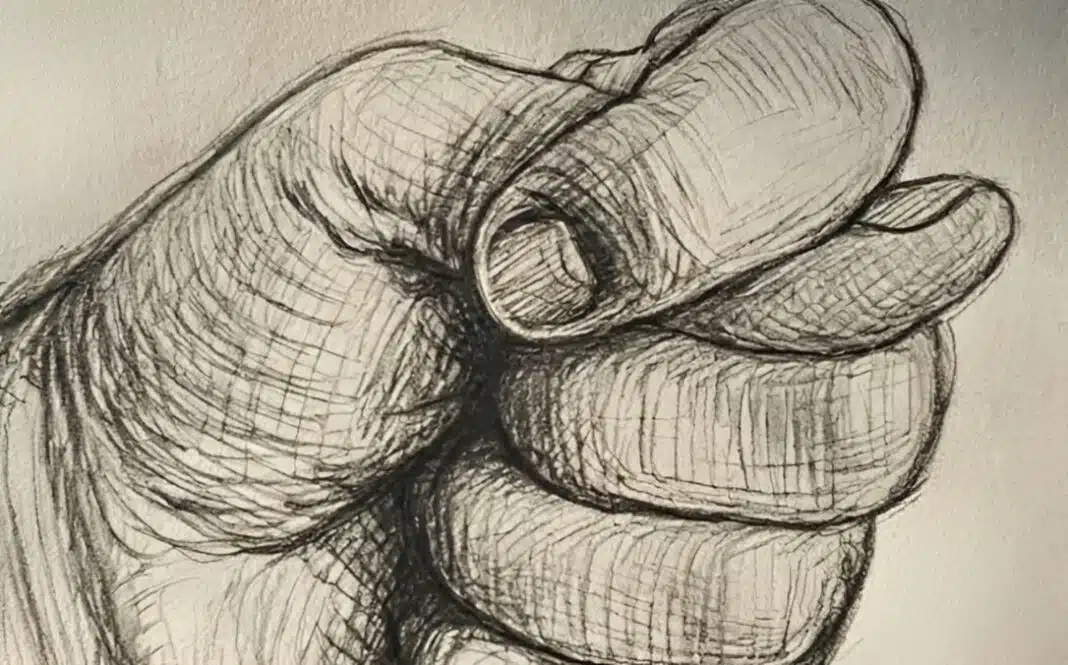 Détail d'une main formant le geste de la figue