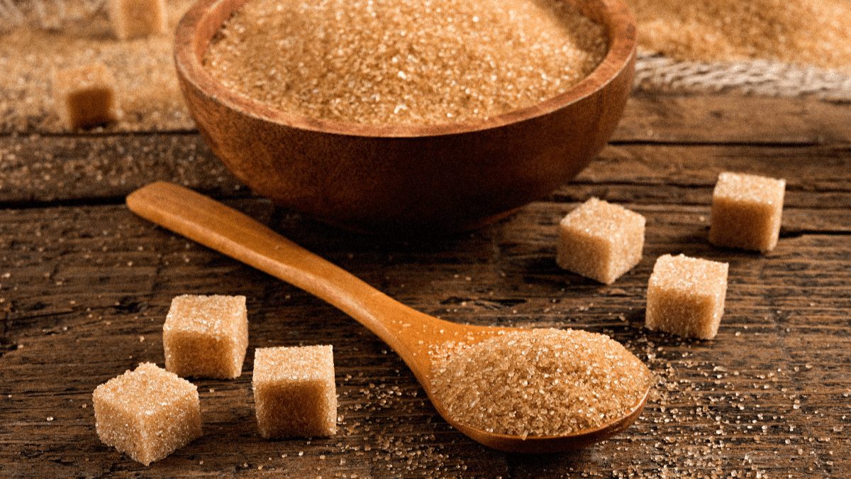 Sucre de canne brun et cannelle moulue, ingrédients pour soin des plantes
