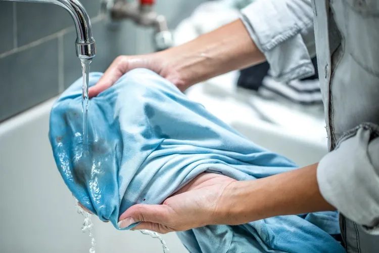 Vêtements décolorés par la Javel ? Ces astuces de grand-mère les sauvent !