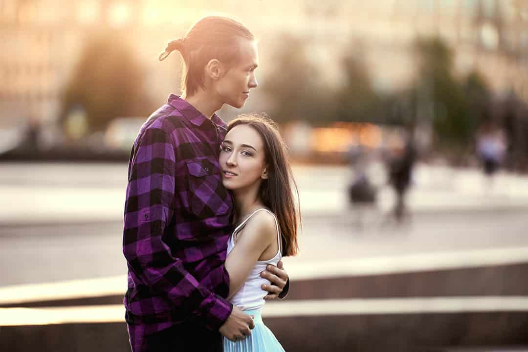Petites par la taille, grandes par le charme : ce qui attire les hommes chez les femmes menues