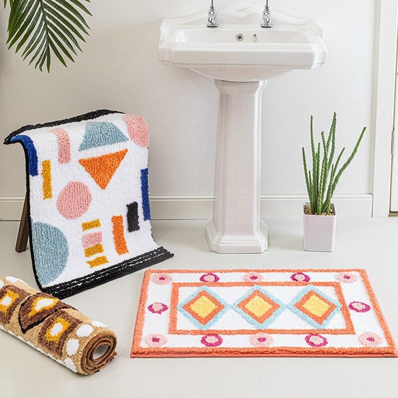Tapis de bain à la machine : pourquoi cette habitude peut ruiner votre accessoire (et votre lave-linge)