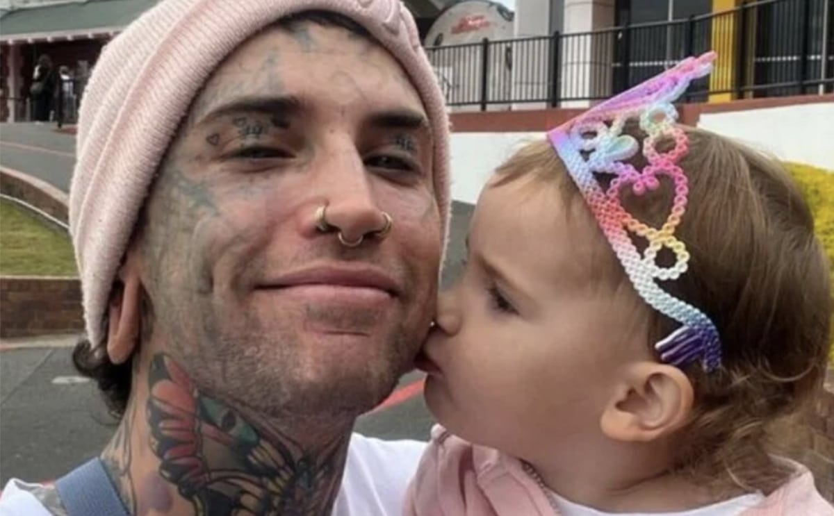 Père et sa petite fille marchant main dans la main