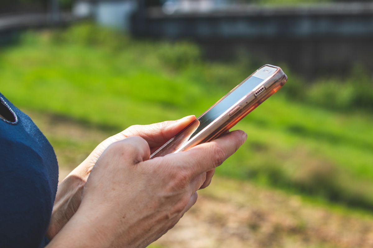 Smartphone avec plusieurs applications ouvertes en arrière-plan