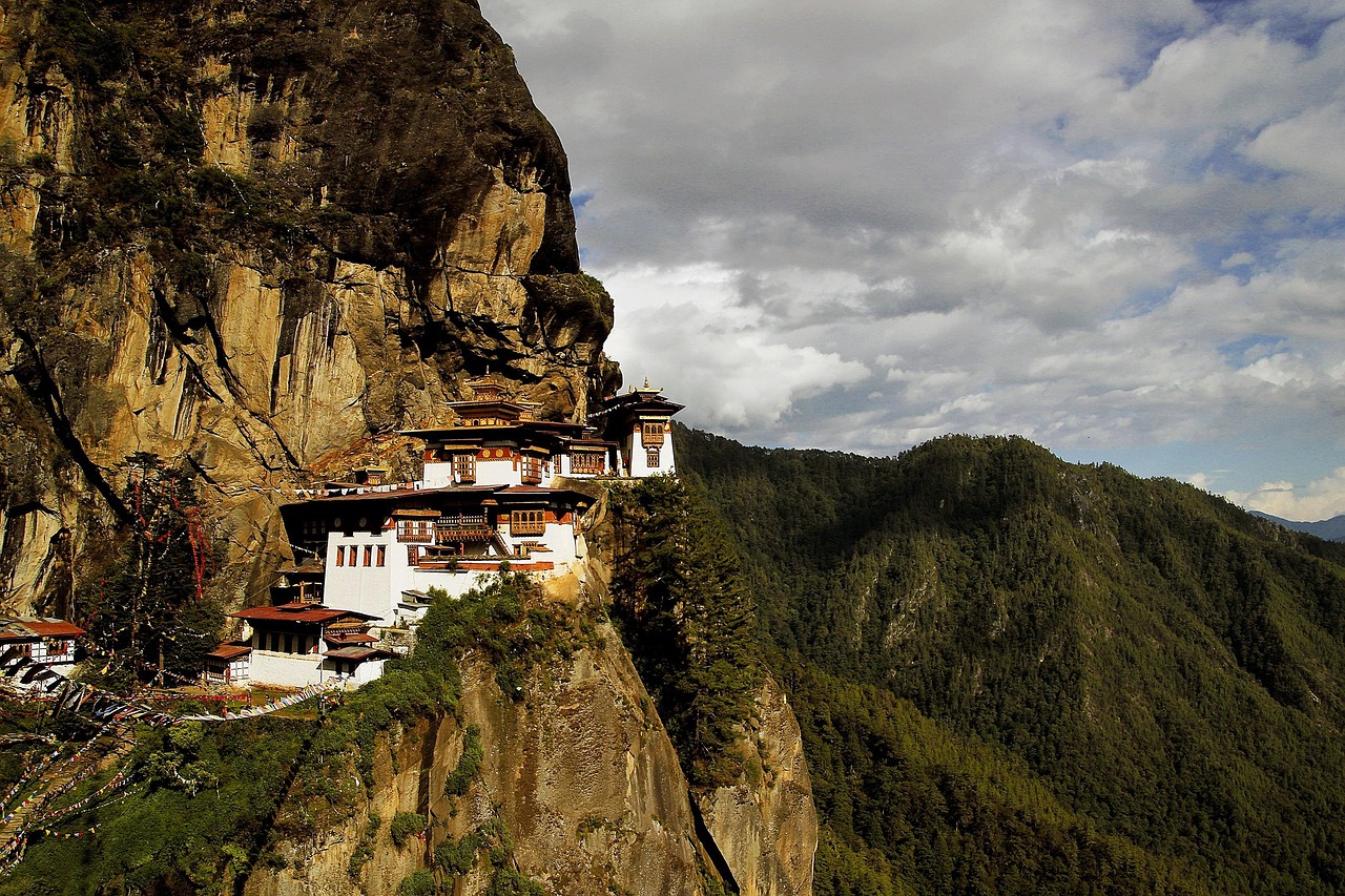 Temple bouddhiste au Bhoutan dans les montagnes