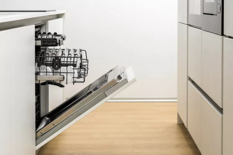 Lave-vaisselle ouvert avec de la vaisselle propre