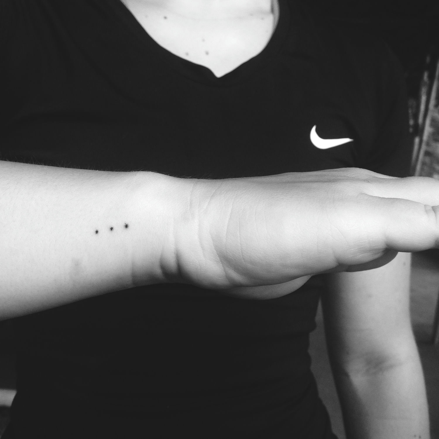 Tatouage minimaliste à trois points réalisé à la main, style fin et délicat