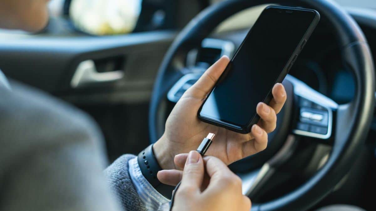Danger sous toit : l'emplacement interdit pour recharger votre smartphone, selon les pompiers