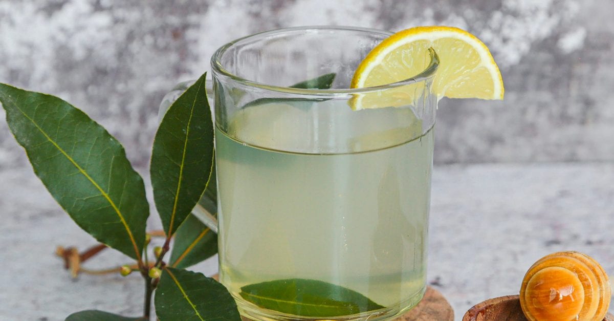 Tasse d'infusion de laurier fumante sur une table